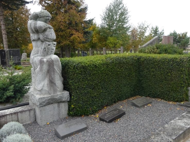 Paminklas Aurimui ir Broniui Babkauskams, spalvota nuotrauka