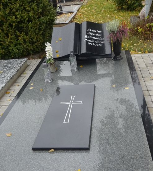 Paminklas Algirdažui Romualdui Paulavičiui, spalvota nuotrauka