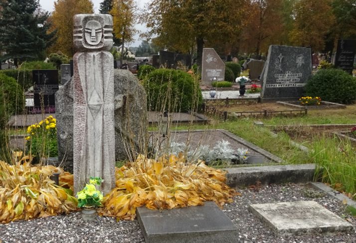 Paminklas Laimutei Joanai Rapšytei, spalvota nuotrauka