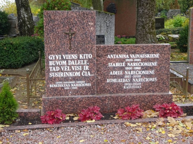 Paminklas Benediktui ir Romualdui Narečioniams. Spalvota nuotrauka.