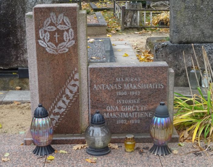 Paminklas Onai Maksimaitienei-Girčytei ir Antanui Maksimaičiui. Spalvota nuotrauka.