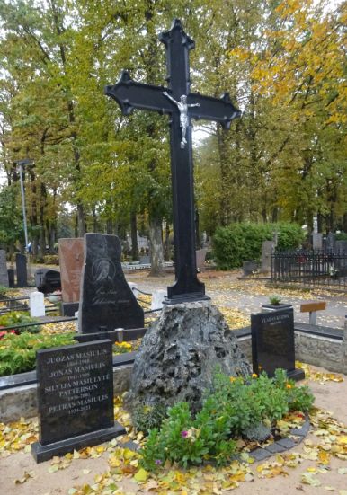 Paminklas Juozui Masiuliui, spalvota nuotrauka.