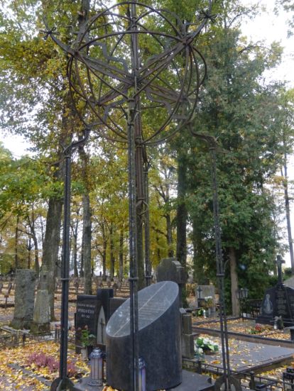 Paminklas Vladui Rasčiauskui (Valter Rask), spalvota nuotrauka.