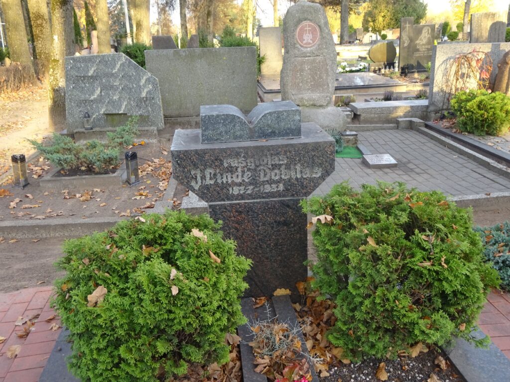 Paminklas Julijonui Lindei-Dobiliui, spalvota nuotrauka