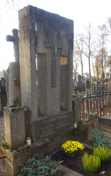 Paminklas Mykolui Karkai, Gediminai Karkai, Eugenijai Šulgaitei-Karkienei, spalvota nuotrauka.