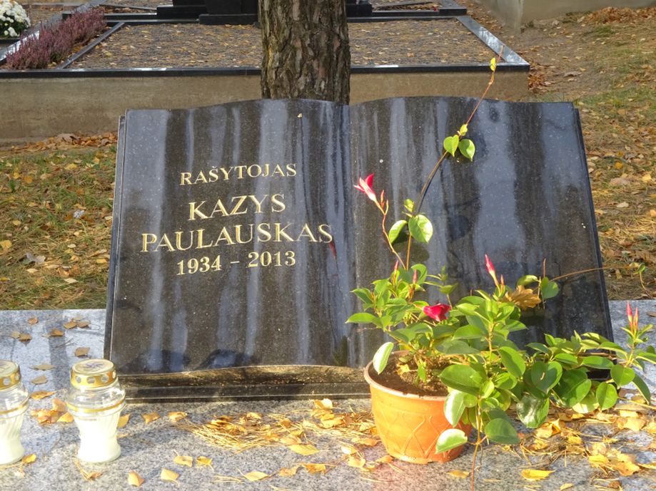 Paminklas Kaziui Paulauskui, spalvota nuotrauka