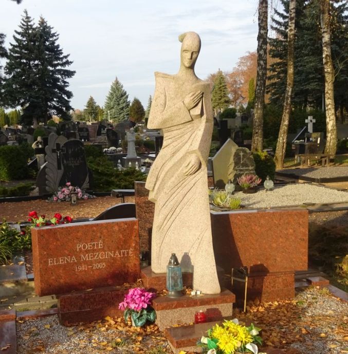 Paminklas Elenai Mezginaitei, spalvota nuotrauka
