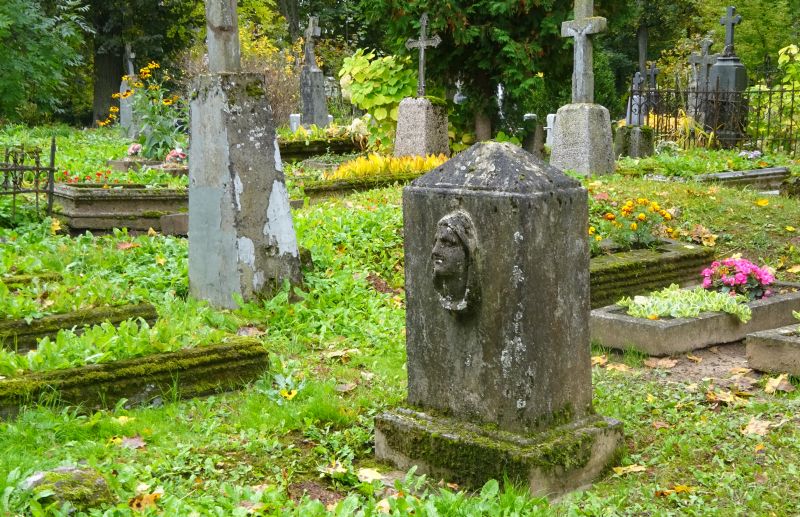 Paminklas Šv. apaštalų Petro ir Povilo parapijos kapinėse, spalvota nuotrauka