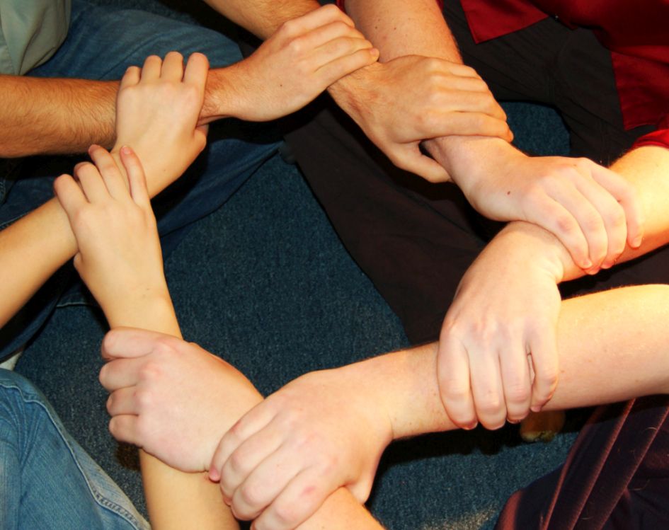 Rankos, laikančios kitas rankas, spalvota nuotrauka