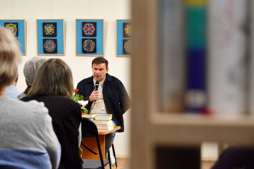 Gyd. V. Morozovas su mikrofonu prieš auditoriją bibliotekoje