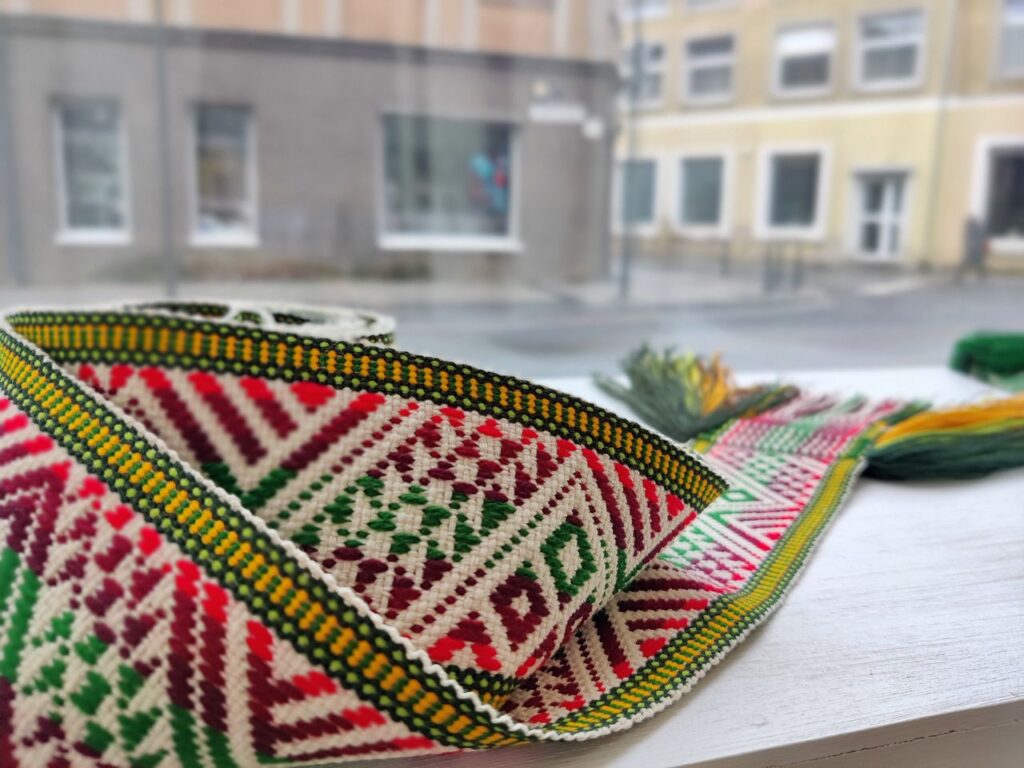 Tautinė juosta ant palangės