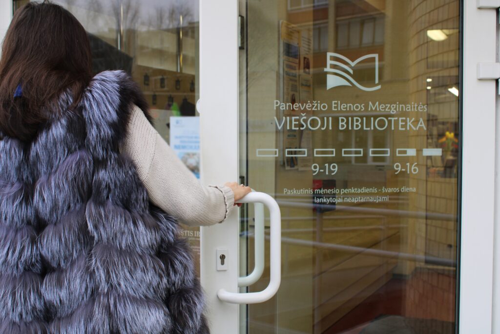 Bibliotekos durys