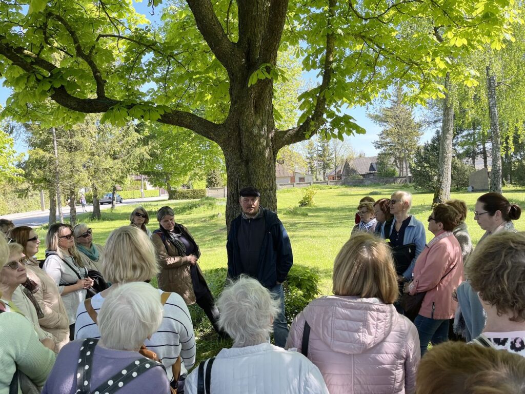 Skaitytojų ekskursija Joniškėlyje su pasakotoju V. Stanislovaičiu