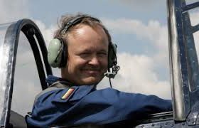 Pilotas Aurimas Bezaras sėdintis lėktuve. nuotrauka spalvota. 