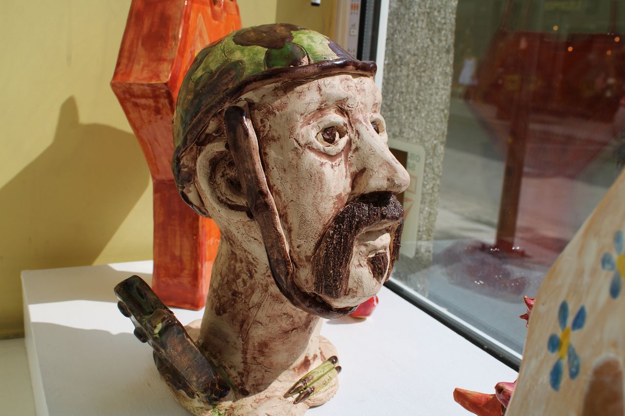 Spalvų ir formų žaismas mokinių keramikos darbuose  