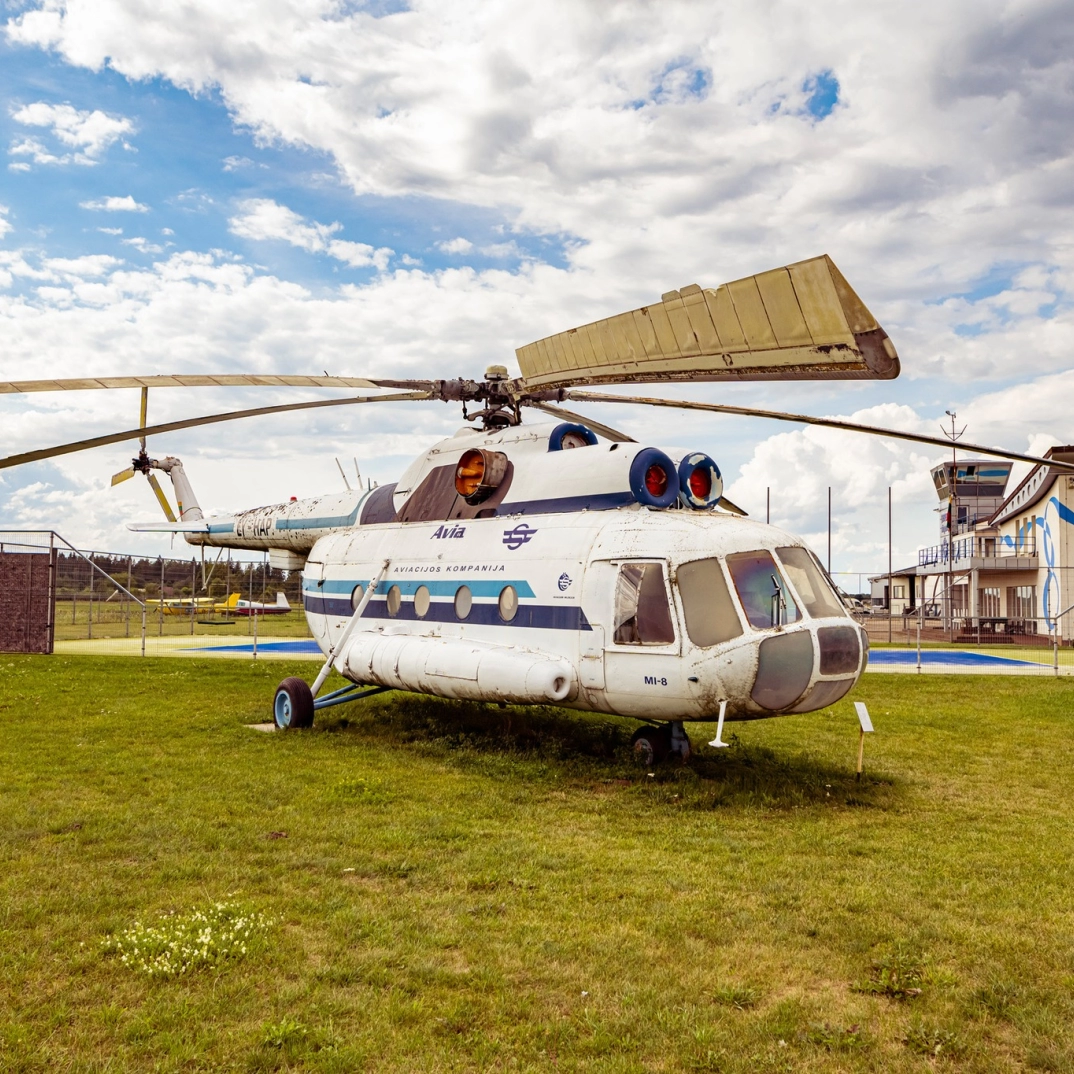 Lėktuvas Įstros aerodrome. Nuotrauka spalvota.