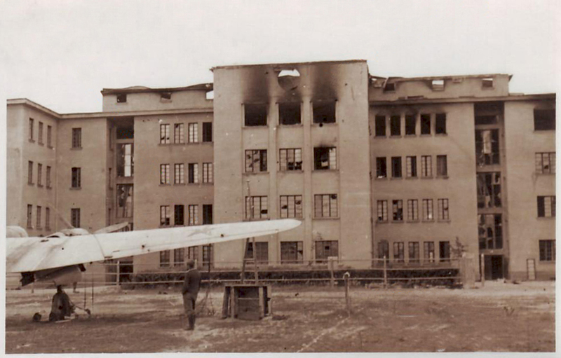 Nuotraukoje - buvusios Lietuvos kariuomenės kareivinės Pajuostyje 1941 m., lėktuvas SB-2. Nuotrauka juodai balta.