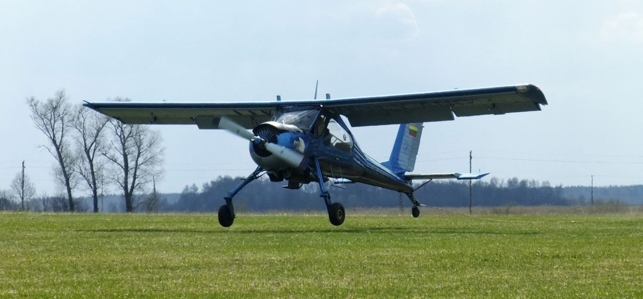 Lėktuvas Panevėžio aeroklube. Nuotrauka spalvota.