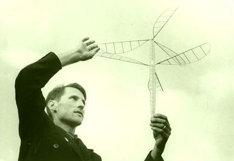 Inžinierius, aviamodeliuotojas, aviakonstruktorius, išradėjas, biologas Petras Motiekaitis rankose laiko sukonstruotą modelį. Nuotrauka spalvota.