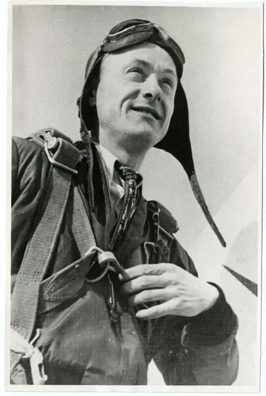 Aviakonstruktorius, lakūnas Vladas Kensgaila su lakūno uniforma ir kepure. Nuotrauka juodai balta.