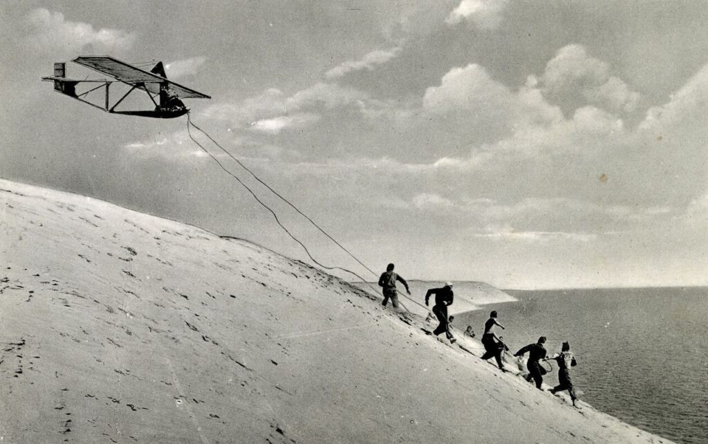  Aviakonstruktoriai išbandantys skalndytuvą. Nuotrauka juodai balta.