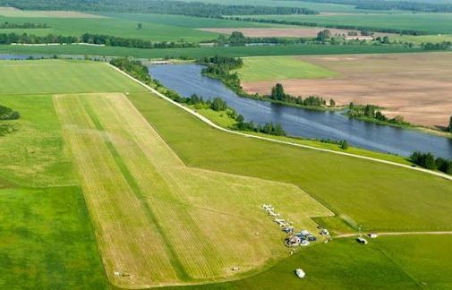 Rojūnų aerodromo vaizdas. Nuotrauka spalvota.