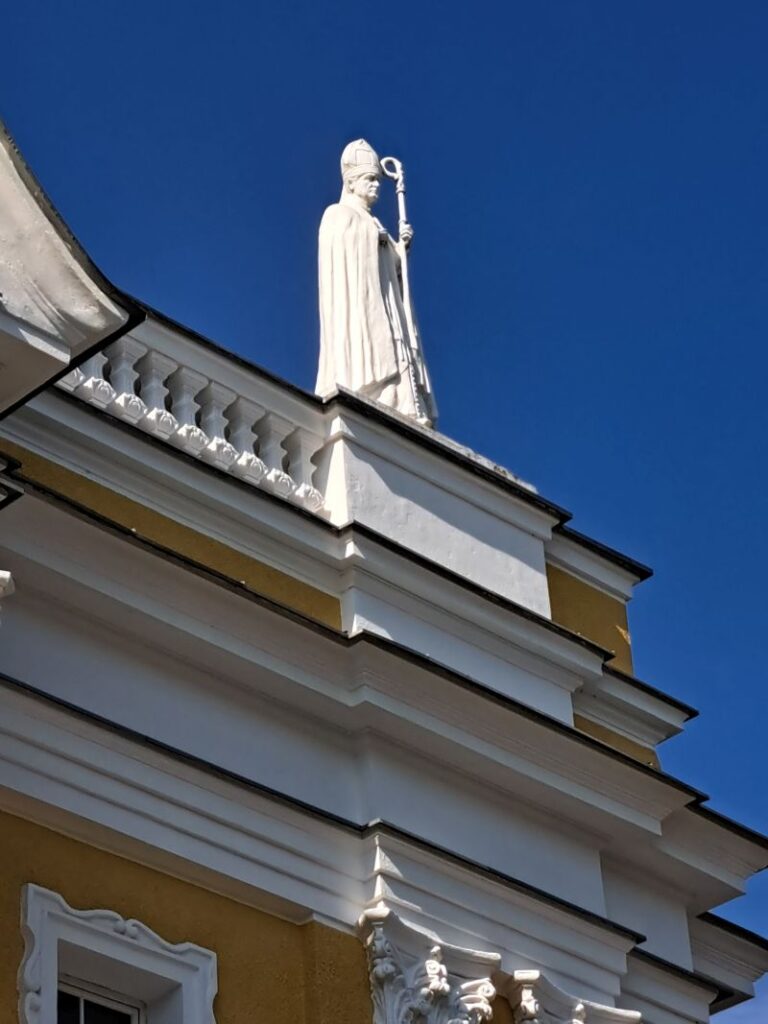 Vyskupo Jurgio Matulaičio skulptūra. Autorius – Vincas Jakševičius