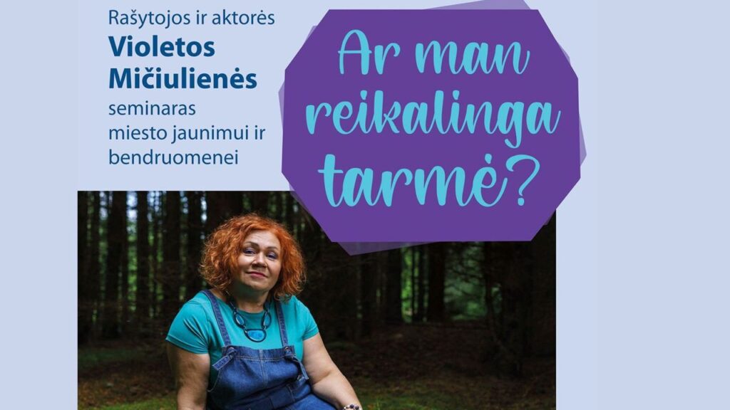 Moteris sėdi ant žemės miško fone