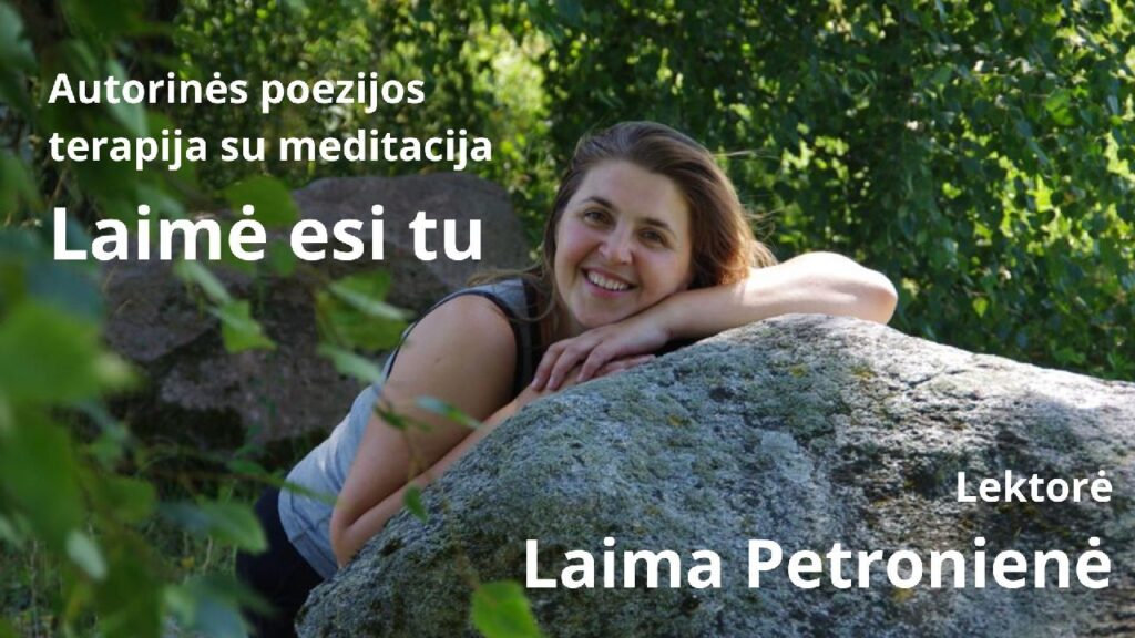 Besišypsanti moteris atsirėmusi į didelį akmenį lapuočių medžių fone