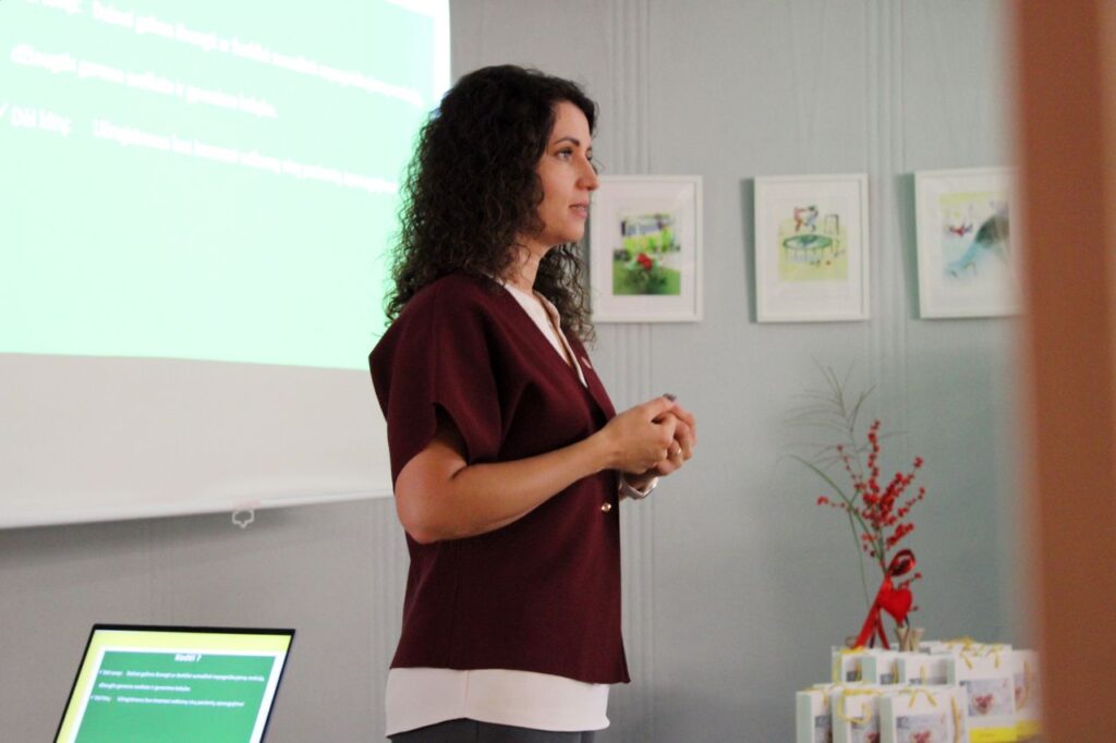 Moteris stovi paveikslų fone