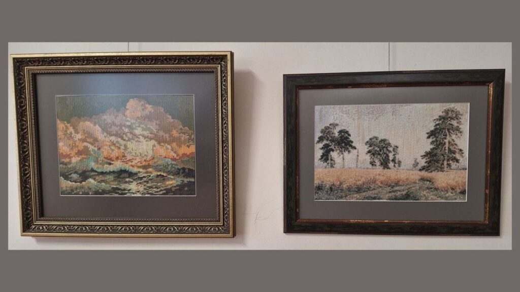 Du siuvinėti įrėminti paveikslai