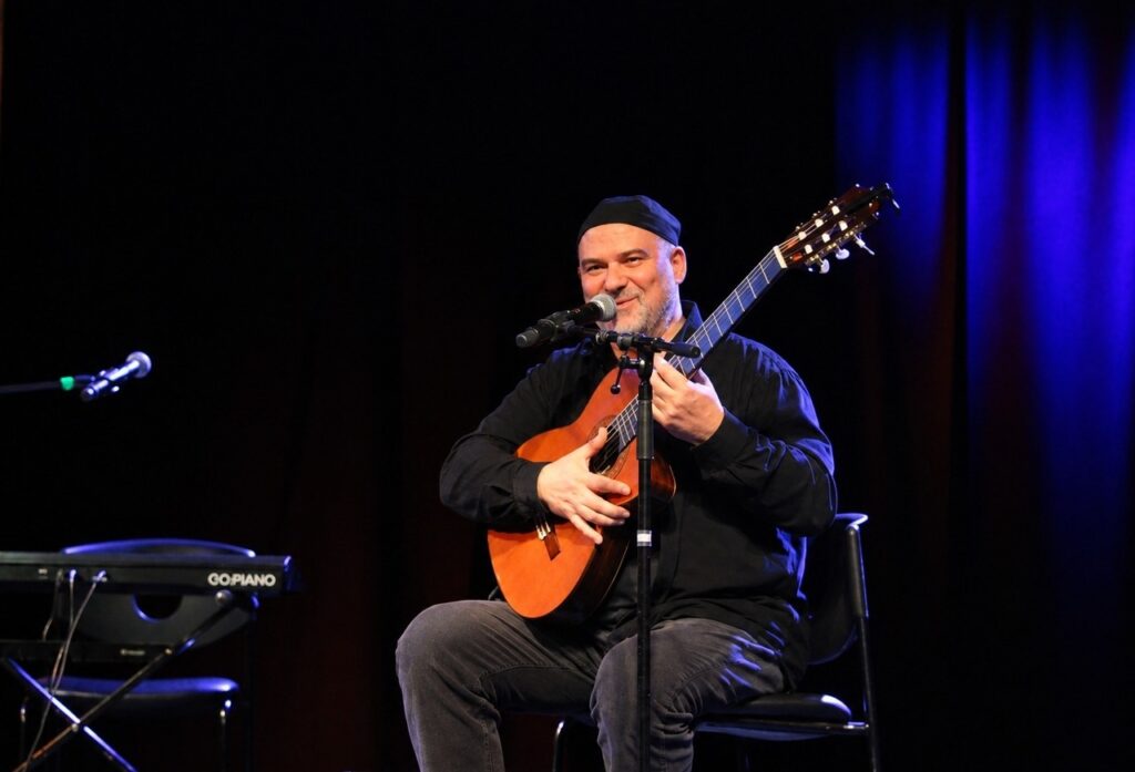 Vyras su gitara